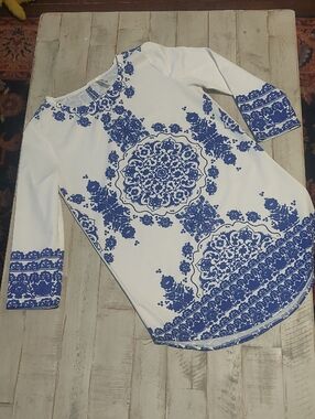 Women’s White & Blue Medallion Print Tunic Top